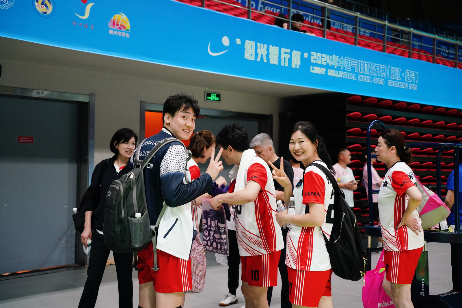 笑顔で試合会場を離れる選手達