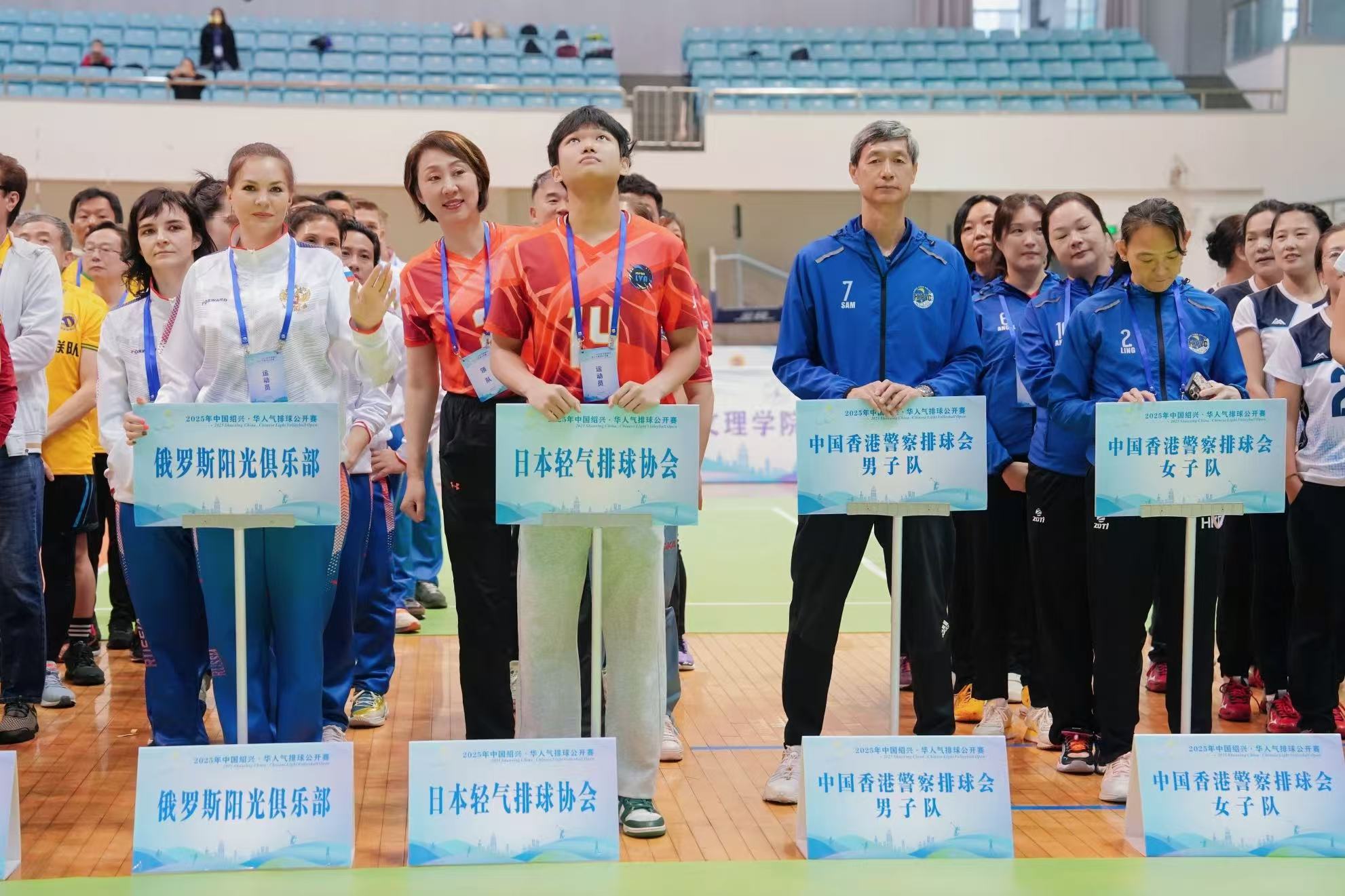 ロシアと香港チームの間に立つ私達日本チーム